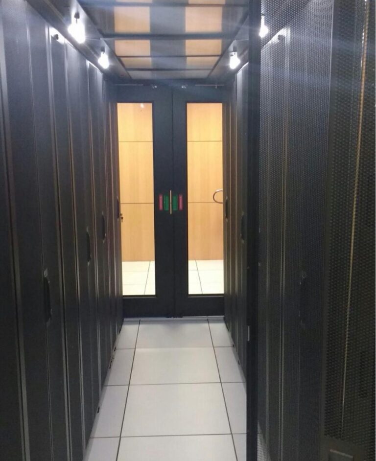 Ilustração técnica mostrando fluxo de ar frio e quente em corredor confinado de data center