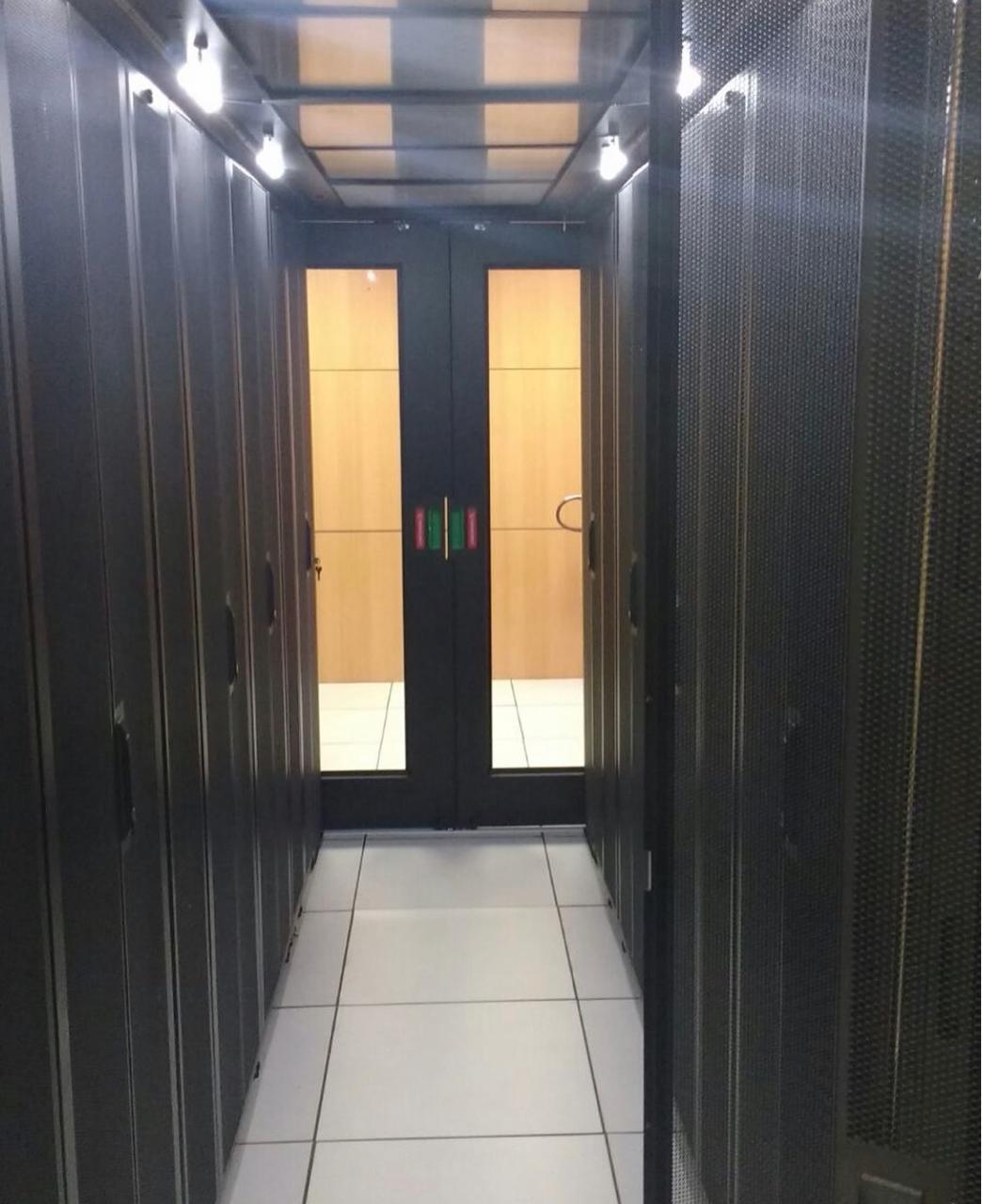 Ilustração técnica mostrando fluxo de ar frio e quente em corredor confinado de data center
